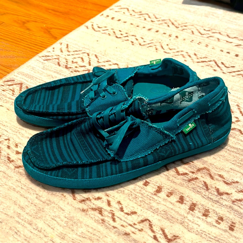 BRAND NEW NEVER WORN WOMENS SIZE 8 SANUKS